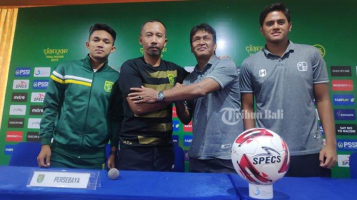 Pelatih Persebaya U-20 Uston Nawawi dan pelatih Barito Putra U-20 Andi Abunawas saat jumpa pers di Sanur, Denpasar, Bali, Jumat (11/10/2019).