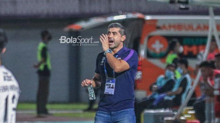 Pelatih Persita Tangerang, Luis Edmundo Duran Riquelme, sedang memberikan intruksi kepada para pemainnya saat bertanding dalam laga pekan ke-33 Liga 1 2022 di Stadion Indomilk Arena, Tangerang, Banten, Minggu (9/4/2023) malam.