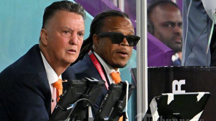 Pelatih Belanda Louis Van Gaal (Kiri) dan mantan pemain Belanda Edgar Davids menonton para pemain dari pinggir lapangan selama pertandingan sepak bola Grup A Piala Dunia Qatar 2022 antara Senegal dan Belanda di Stadion Al-Thumama di Doha pada 21 November 2022. Alberto PIZZOLI / AFP