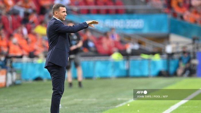 Pelatih Ukraina Andrey Shevchenko berbicara kepada para pemainnya selama pertandingan sepak bola Grup C UEFA EURO 2020 antara Belanda dan Ukraina di Johan Cruyff Arena di Amsterdam pada 13 Juni 2021. JOHN THYS / POOL / AFP