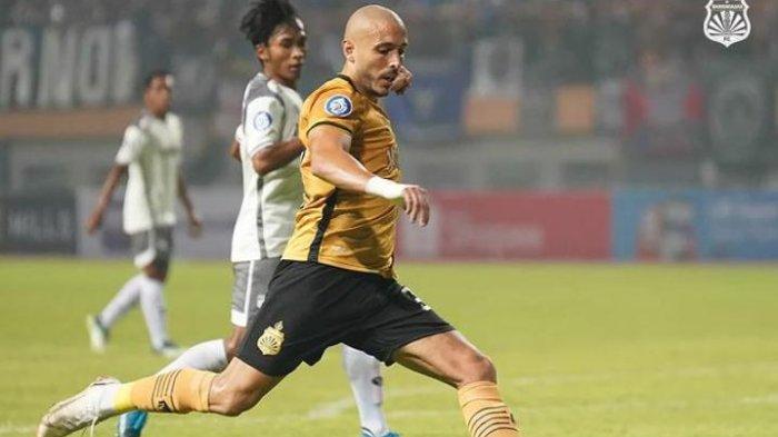 Peluang apik didapatkan Bhayangkara FC, pada menit ke-38 menuju ke-39 oleh Youssef Ezzejjari.
Youssef Ezzejjari berhasil menjebol gawang Persib Bandung dengan mudah.
Rahmat Irianto pada menit ke-42 berhasil membalas gol di gawang Bhayangkara FC.
Sehingga babak pertama skor 1-1.