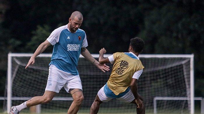 Pemain andalan PSM Makassar, Wiljan Pluim tampak berlatih bersama rekannya belum lama ini. Pada kompetisi Liga 1 2022/2023 pekan ketujuh, PSM Makassar akan menjamu Persib Bandung di Stadion BJ Habibie, Parepare, Senin 29 Agustus 2023 malam.