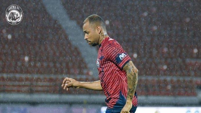 Pemain Arema FC, Gustavo Almeida saat cetak hattrick pertama musim ini