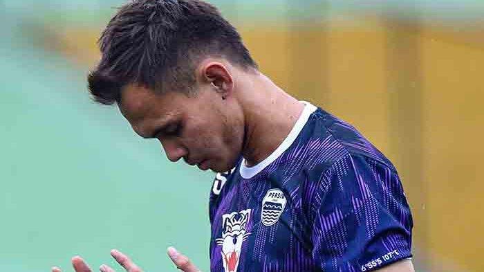 Pemain baru Persib Bandung, Rezaldi Hehanusa berdoa ketika mengawali latihan perdananya bersama skuat Maung Bandung. Rezaldi Hehanusa juga memberikan klarifikasi dan permintaan maaf atas video lamanya yang kembali viral saat masih berseragam Persija Jakarta.