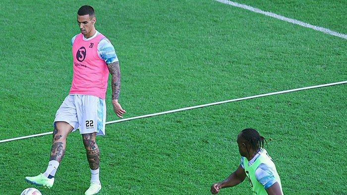 Pemain bertahan baru Persib Bandung, Alberto Rodriguez (kiri) dan Victor Igbonefo tengah berlatih rutin bersama skuad Luis Milla di Lapangan Sidolig, Bandung, Rabu 28 Juni 2023 sore. Siapa Tereliminasi dari Skuad Luis Milla? Ini 2 Solusi Terbaik dari Bos Persib Demi Karir Pemain