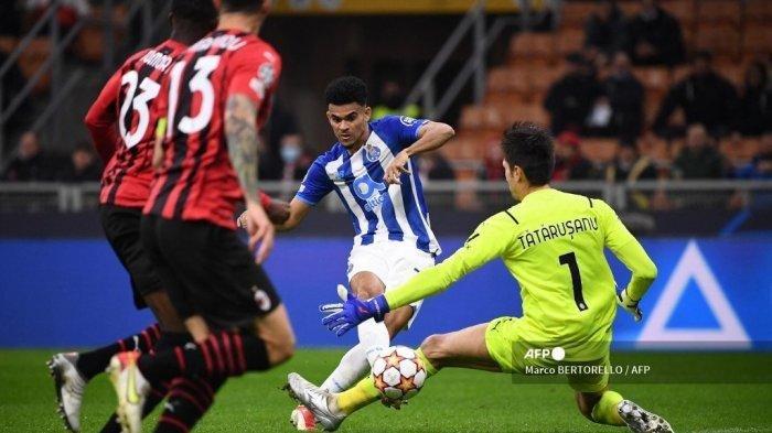 Pemain depan FC Porto Kolombia Luis Diaz (tengah) menembak melewati kiper AC Milan Rumania Ciprian Tatarusanu untuk membuka skor selama pertandingan sepak bola Grup B Liga Champions UEFA antara AC Milan dan Porto pada 3 November 2021 di stadion San Siro di Milan. Marco BERTORELLO / AFP