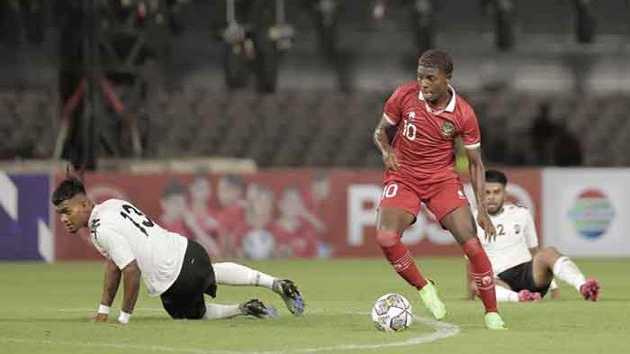Pemain Fiji Pratap Pawan Sings (kiri) terjatuh dan gagal menghalau bola yang dikuasai Hugo Samir di laga Timnas U-20 Indonesia vs Timnas U-20 Fiji di Stadion Utama Gelora Bung Karno