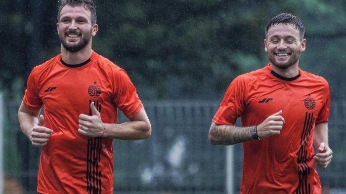 Dua pemain baru Persija Jakarta, Marc Klok (kanan) dan Marco Motta (kiri) menjalani latihan di Lapangan C, Senayan, Jakarta Pusat, belum lama ini.