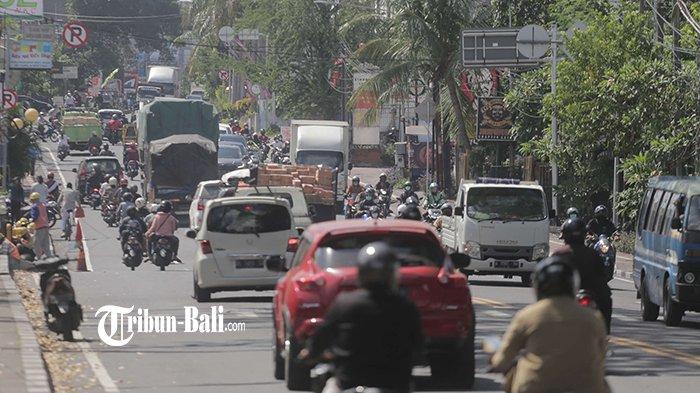 Pengendara melintas di kawasan Gatsu Tengah, Denpasar,