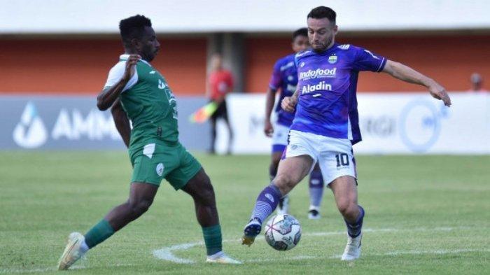 Penggawa Persib Bandung, Marc Klok sedang beradu lini tengah dengan pemain PSS Sleman dalam laga ujicoba pramusim menjelang Liga 1 2023/2024 digulirkan. Laga PSS vs Persib berlangsung di Stadion Maguwoharjo, Sleman, Minggu (25/6/2023).
