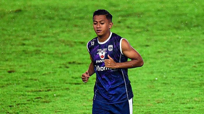 Pertandingan lanjutan Liga 1 Indonesia 2023-2024 malam ini, 14 Juli 2023 berlangsung sengit dan seru.
Pada menit ke-76 saja, skor antara Persib Bandung vs Dewa United sudah 1-2.
Kartu merah sudah didapatkan oleh Febri Hariyadi di menit ke-68.