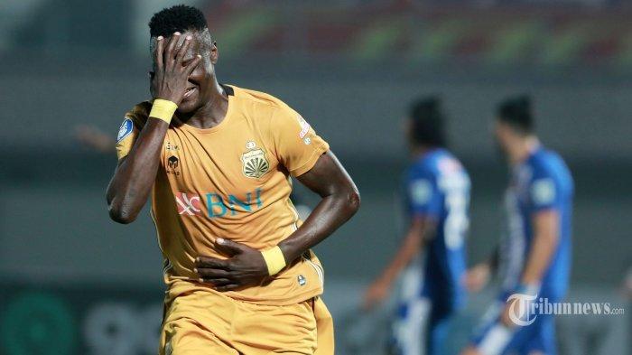 Pesepak bola Bhayangkara FC Ezechiel Ndouasel merayakan gol yang dicetak ke gawang Persiraja Banda Aceh pada laga lanjutan Liga 1 di Stadion Indomilk Sport Center, Tangerang, Banten, Minggu, 29 Agustus 2021. Bhayangkara FC ungguli Persiraja Banda Aceh dengan skor 2-1 di babak pertama.