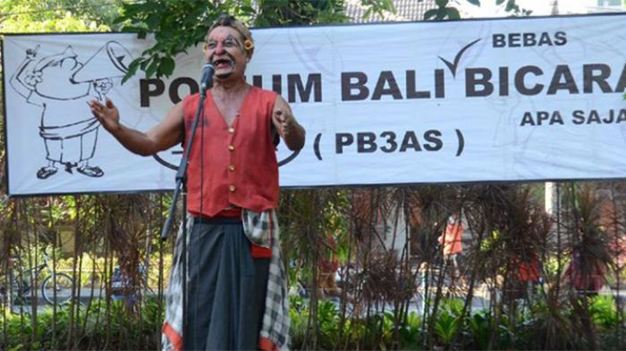 Seniman Bali, Nyoman Subrata alias Petruk, bicara di acara PB3AS di Lapangan Renon, Denpasar, belum lama ini.
