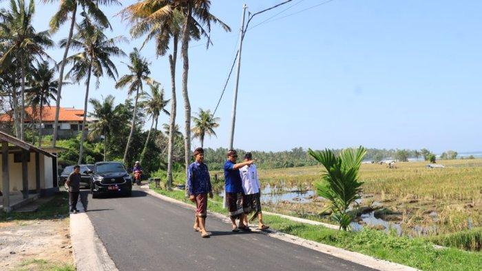 Bupati Jembrana, I Nengah Tamba didampingi Kadis PUPRPKP, I Wayan Sudiarta meninjau langsung lokasi jalan lingkar Desa Pulukan, Kecamatan Pekutatan, Kamis 13 Juni 2024. Jalan sepanjang 1,193 kilometer tersebut telah selesai diperbaiki menggunakan anggaran dari Bantuan Keuangan Khusus (BKK) Kabupaten Badung dengan nilai Rp1,7 miliar.