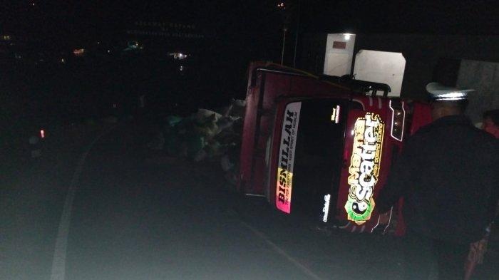 Polisi saat melakukan olah TKP pasca truk yang dikemudikan Wahyudi terguling di jalur Kedisan - Songan. Rabu (6/9/2023).