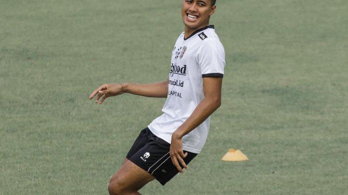 Pemain Bali United, I Made Andhika Pradana Wijaya membantah rumor yang mengkaitkan dirinya dengan klub juara musim lalu, Persib Bandung.