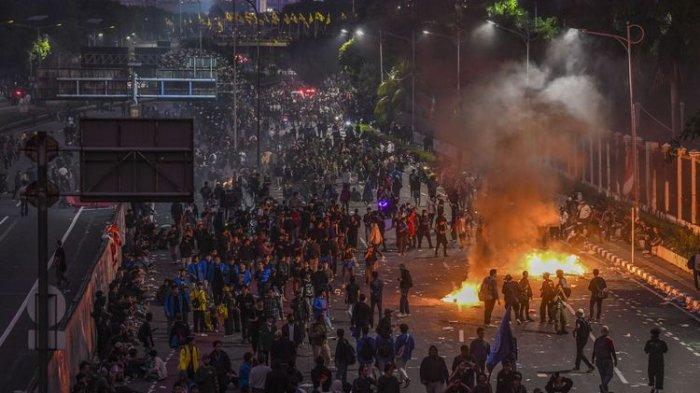 RAKYAT MELAWAN - Massa melakukan aksi menolak pengesahan Revisi UU Pilkada di depan Gedung DPR, Jakarta, Kamis (22/8). Unjuk rasa merupakan bagian dari gerakan Peringatan Darurat Indonesia yang viral di media sosial setelah DPR bermanuver mengabaikan putusan MK.