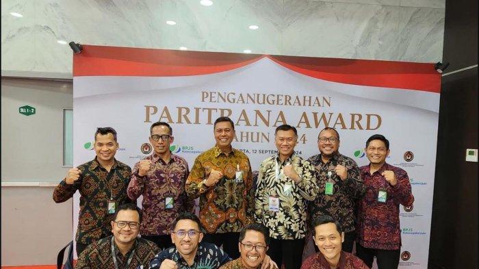 Pemprov Bali menerima Paritrana Award Tahun 2024, sebagai provinsi terbaik dalam Coverage Zona Jawa-Bali dalam program Jaminan Sosial Ketenagakerjaan (Jamsostek).
Penghargaan ini diserahkan langsung Wakil Presiden Ma’ruf Amin, kepada Penjabat (Pj) Gubernur Sang Made Mahendra Jaya, didampingi Kepala Dinas Ketenagakerjaan dan ESDM Ida Bagus Setiawan, di Plaza PB Jamsostek, Jakarta.
