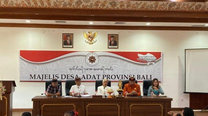 MDA bekerjasama dengan BPR Kanti memberikan apresiasi berupa penghargaan kepada Desa Adat di Bali yang mampu menyelesaikan masalahnya sendiri.
Nama penghargaan itu adalah 'MDA Kanti Kerta Bali Nugraha' yang akan diberikan kepada Desa Adat berprestasi.
Bendesa Agung MDA Bali, Ida Panglingsir Agung Putra Sukahet, mengatakan bahwa penghargaan ini untuk memotivasi Desa Adat yang ada di Bali.