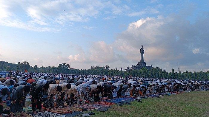 SALAT - Pelaksanaan salat Idul Adha di lapangan Puputan Renon, Denpasar, Senin (17/6), yang diikuti sekitar 4 ribu umat Muslim.