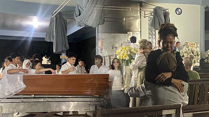 Jenazah Dali Wassink suami dari aktris Jennifer Coppen tiba di Krematorium Kertha Semadi, Nusa Dua, Badung pada, Jumat 19 Juli 2024 pukul 19.41 Wita.
