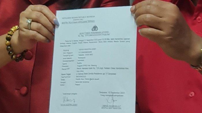 Yayuk Agustin Lessy (kiri) bersama Putu Parwata melihatkan surat laporan yang dibuat di Polda Bali atas pencemaran nama baiknya pada Selasa 12 September 2023.