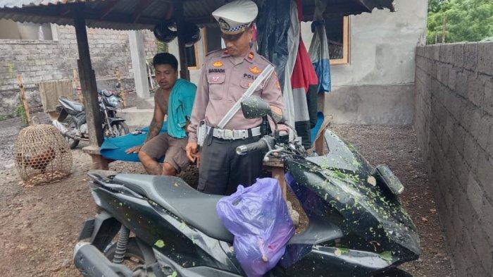 Polisi saat melakukan olah TKP pasca peristiwa kecelakaan.
