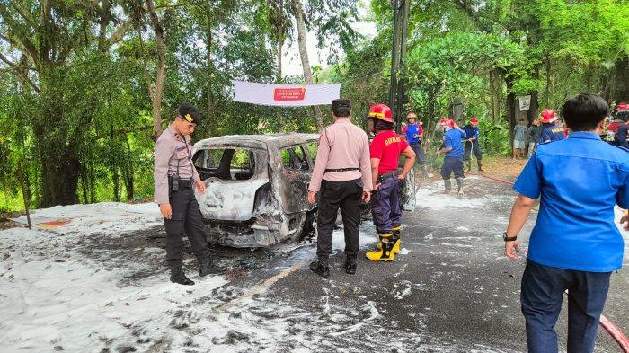 Sebuah mobil Nisan Livina Nopol DK 1721 BH terbakar di Jalut Amlapura- Singaraja, tepatnya di Desa Ababi, Kecamatan Abang, Kabupaten Karangasem pada Selasa (17/12/2024).