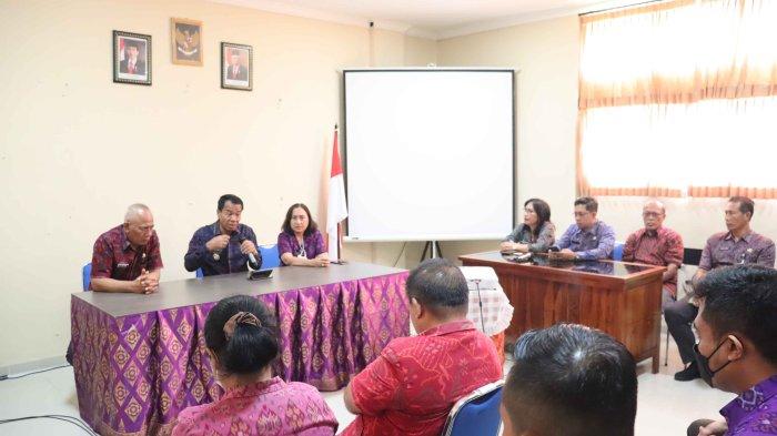 MOGOK KERJA - Pj Bupati Buleleng, Ketut Lihadnyana saat mendatangi RSUD Tangguwisia, Selasa (3/10). Lihadnyana memastikan jaspel untuk ratusan nakes itu akan dibayarkan pada tahun ini. sehari sebelumnya, nakes RSUD Tangguwisia mogok kerja sebagai aksi protes jaspel mereka belum dibayarkan.