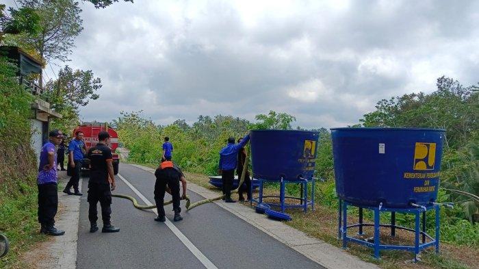 Tandon air - Sejumlah petugas BPBD Jembrana menyiapkan tandon berkapasitas 5.200 liter kemarin. Tandon tersebut akan diberikan kepada empat wilayah yang terdampak kekeringan. Warga mengantre air bersih di wilayah yang terdampak kekeringan di Kabupaten Jembrana.