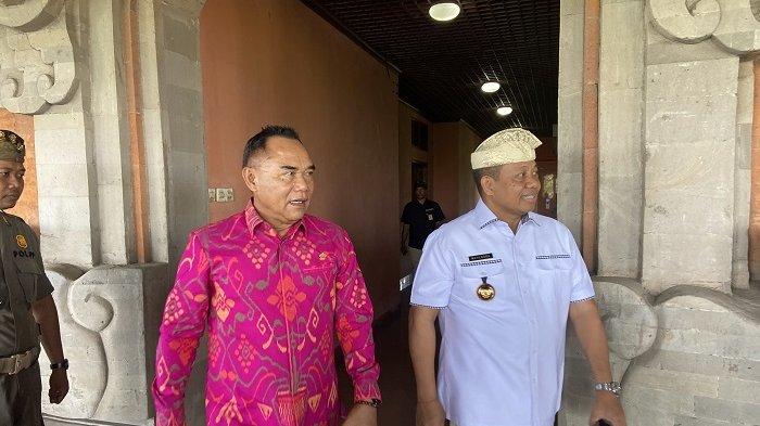 Tribun Bali/Ni Luh Putu Wahyuni Sri Utami
BERIRINGAN - Ketua DPRD Bali, Nyoman Adi Wiryatama berjalan beriringan dengan Pj Gubernur Bali, Sang Made Mahendra Jaya (kanan) di sela acara koordinasi sekaligus silaturahmi berkenaan dengan sinergitas Eksekutif dan Legislatif di DPRD Bali, Kamis (5/10).