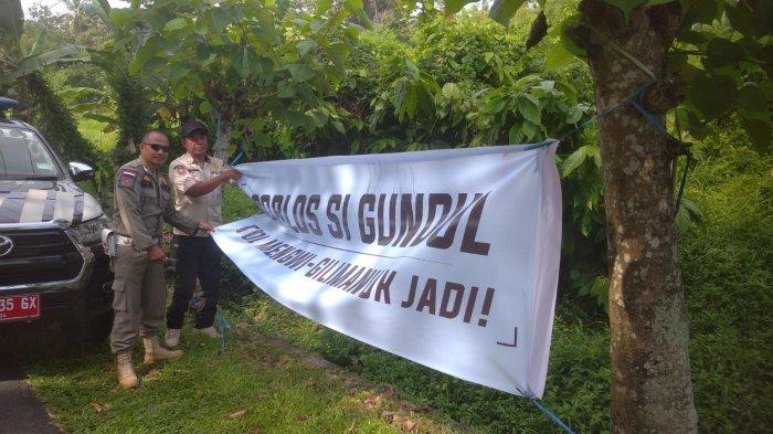 Satpol PP Bali lakukan pembongkaran spanduk-spanduk, yang berkaitan dengan pasangan calon Pilkada dan dipasang di space center yang notabene bukan kawasan ajang politik.