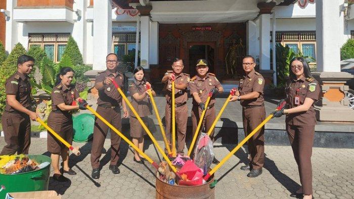 Kejari Buleleng saat melakukan kegiatan pemusnahan barang bukti. Senin (15/7/2024)