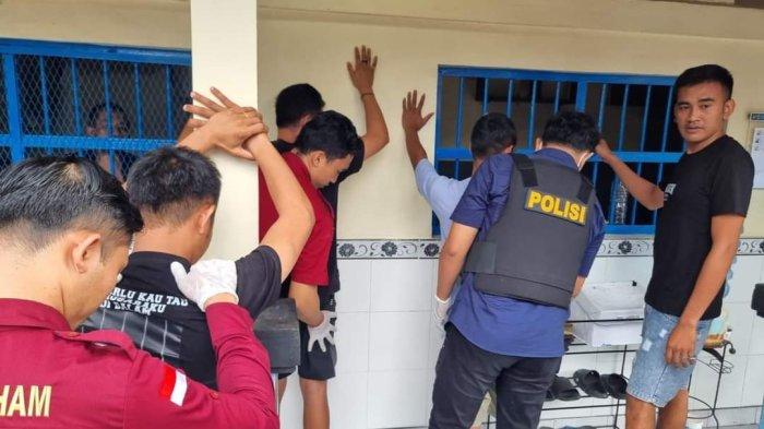 SIDAK - Tim gabungan dari Satnarkoba Polres Klungkung, BNNK dan Kesbangpol Klungkung sidak penyalagunaan narkoba ke Rutan Kelas II B Klungkung, Rabu (13/11).