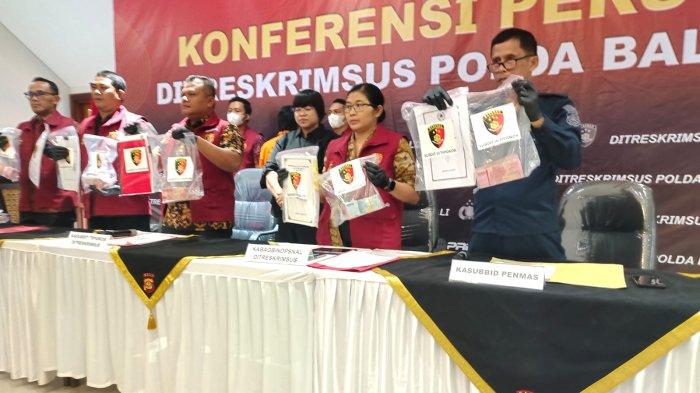 TERSANGKA - Mantan Ketua LPD Desa Adat Ngis Desa Tembok Tejakula, Kabupaten Buleleng ditetapkan sebagai tersangka tindak pidana korupsi saat konferensi pers di Ditreskrimsus Polda Bali, Selasa (17/12).