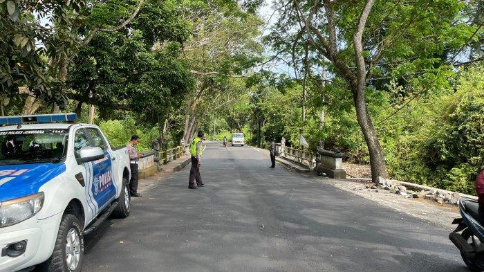 Polisi saat melakukan olah TKP di lokasi kejadian kecelakaan maut di Jalan Raya Denpasar-Gilimanuk, Banjar Sumbersari, Desa/Kecamatan Melaya, Jembrana, Jumat 15 September 2023 sore.