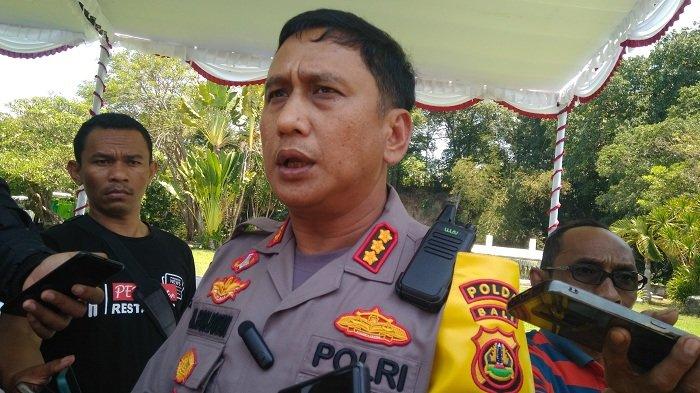 PENJELASAN - Kabid Humas Polda Bali, Kombes Pol Jansen Avitus Panjaitan memberi penjelasan di Hong Kong Garden, Denpasar, Sabtu (21/10). INZET: screenshoot grup BEVERLY BABES.