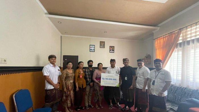 BPJamsostek Cabang Bali Denpasar, menyerahkan santunan Jaminan Kematian (JKM) kepada perwakilan ahli waris, dari kepada ahli waris dari I Nyoman Bobo Agustara seorang pegawai Dinas Pertanian Kota Denpasar.