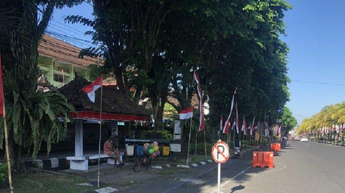 Plang larangan parkir di jalan utama yang biasa dijadikan parkir oleh keluarga pasien atau pengujung RSUD Tabanan, Kamis 10 Agustus 2023.