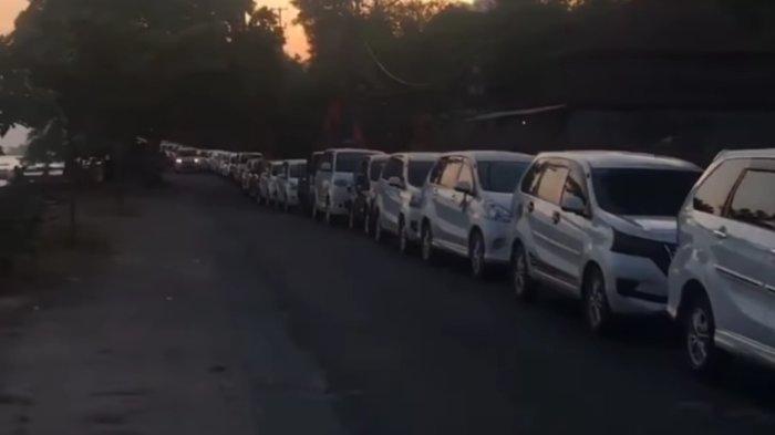 Antrean panjang kendaraan mobil untuk mendapatkan BBM (Bahan Bakar Minyak) terjadi di Nusa Penida, Selasa (3/10/2023).