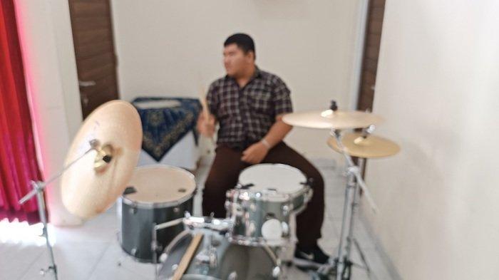 Kretas Band yang merupakan penyandang disabilitas spektrum autism melakukan latihan.