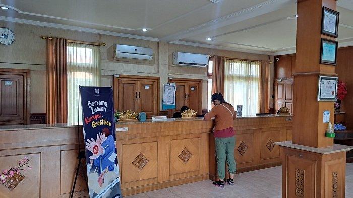 BAYAR TAGIHAN - Seorang pelanggan saat membayar tagihan air di kantor Perumda Tirta Hita Buleleng, Senin (30/12).
