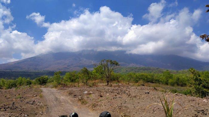 Kondisi sekitar lereng Gunung Agung dari Kecamatan Kubu, Rabu (4/10/2023) siang hari.