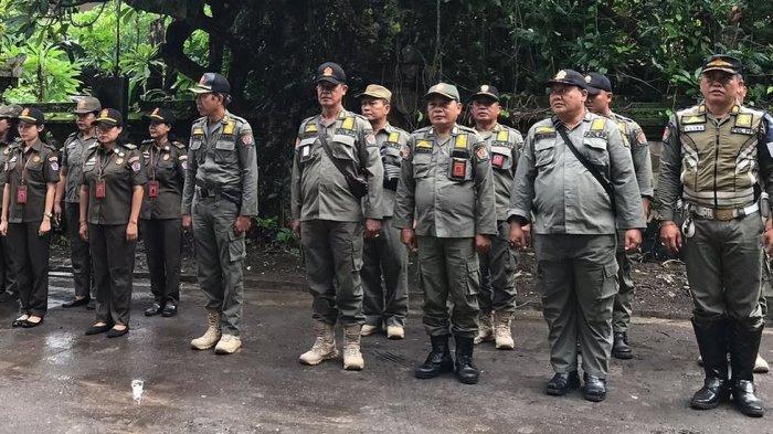 APEL PERSONEL - Petugas Satpol PP Denpasar diberikan pengarahan terkait pengamanan pergantian malam tahun baru belum lama ini.