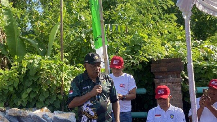 BERI KETERANGAN - Kepala Dinas DKLH Bali, I Made Teja memberi keterangan pada sebuah acara di Denpasar, baru-baru ini. Teja mengatakan, selama event BIAS 2024, TPA Suwung tidak ditutup, namun diberlakukan jam membuang sampah.