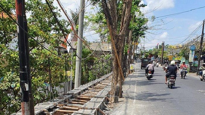 Jalur Ditutup - Proyek pembangunan trotoar di Jalan Dulung, tepatnya dari Sempidi ke Gaji digencarkan oleh Pemkab Badung. Mulai hari ini, jalur tersebut ditutup untuk kelancaran proyek.