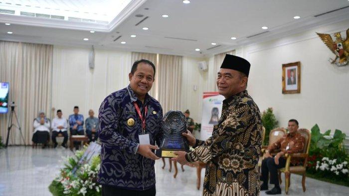 Menteri Koordinator Bidang Pembangunan Manusia dan Kebudayaan (Menko PMK) Muhadjir Effendy (kiri). Dan PJ Gubernur Bali, Sang Mahendra (kanan).