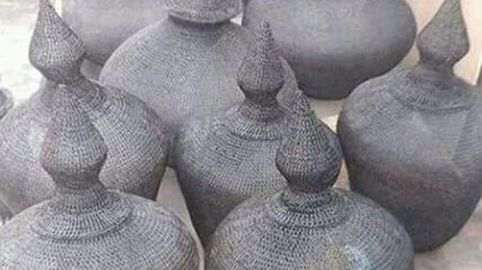 Domu Wire Craftsman adalah sebuah usaha UMKM yang menghidupkan kembali seni tradisional khas Sumba dalam bentuk kerajinan tangan berupa anyaman kawat tembaga, kuningan, dan stainless steel.