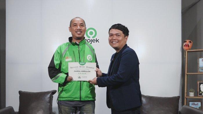 Beliau adalah Arul (sapaan akrab Fahrul Amrulloh), seorang mitra driver Gojek yang telah bergabung semenjak 2018 lalu. Arul dikenal baik sebagai andalan bagi pelanggan serta rekan mitra lainnya. Kemampuannya dalam berkomunikasi dengan baik pun menjadikannya sebagai salah satu mitra driver dengan banyaknya komentar positif yang diterimanya dari pelanggan, sehingga beliau berhak atas gelar Driver Jempolan.