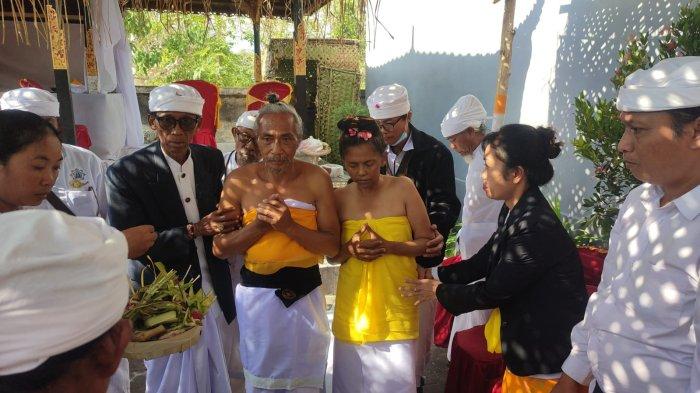 PADIKSAAN - Pasraman Welas Asih membiayai upacara padiksan Jro Mangku I Made Warta beserta istri Sri Budi Lestari, Minggu (17/9). Upacara dwijati ini dilaksanakan untuk memberi pelayanan dan membantu umat Hindu dalam melaksanakan segala upacara.